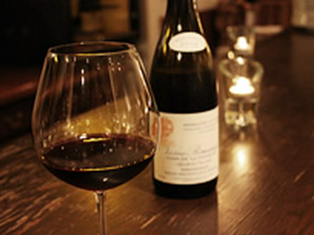 グラスワインは白ワイン、赤ワインを常時20～30種類ご用意