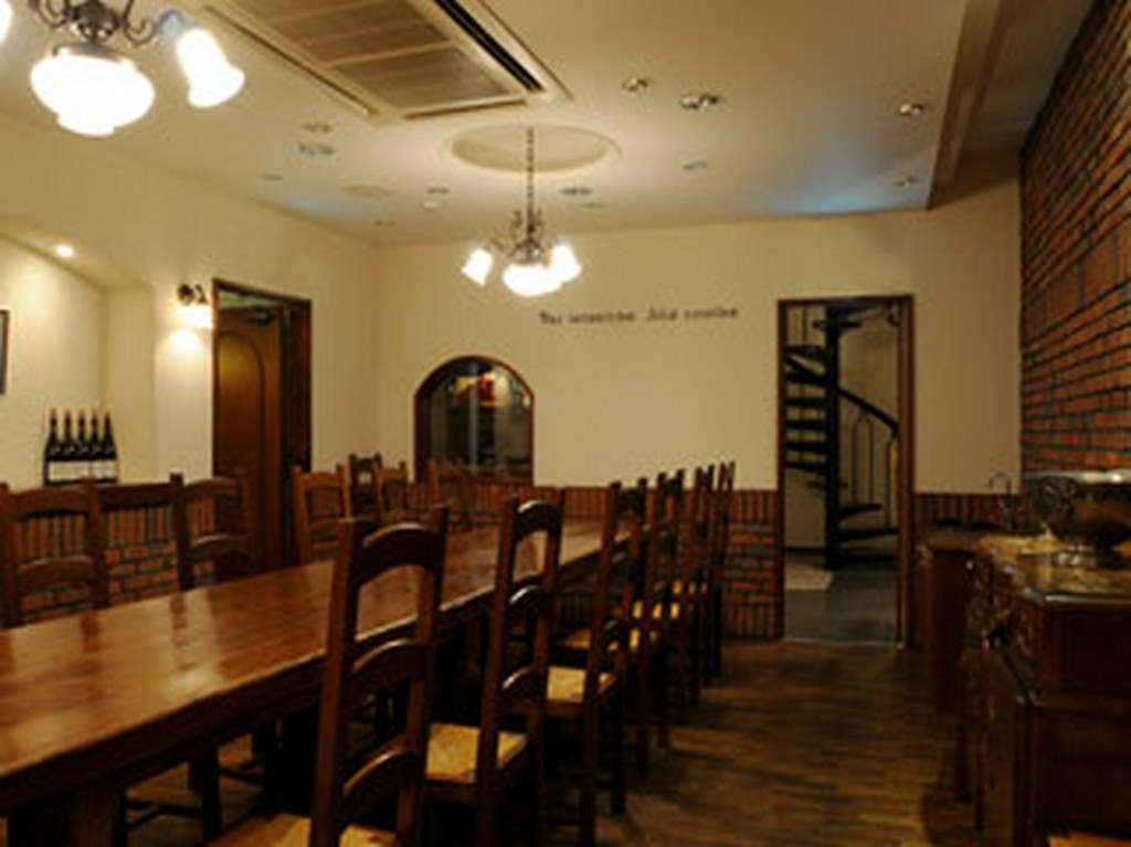 B1Fのテイスティングルームにはワインの香りが漂っています。