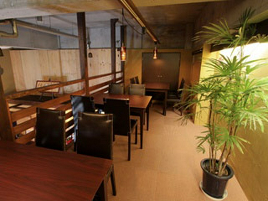 店内は、洋風でおしゃれな雰囲気。隠れ家的な屋根裏があります