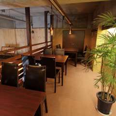 店内は、洋風でおしゃれな雰囲気。隠れ家的な屋根裏があります