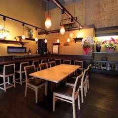 カウンター席あり、お一人でもごゆっくり楽しんでいただけます