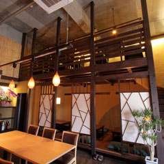 入ってすぐ目に入る屋根裏へ続く階段