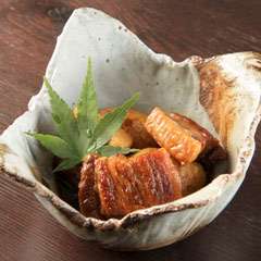 じゃが芋丸ごと1個と角煮の融合［こっくり煮］