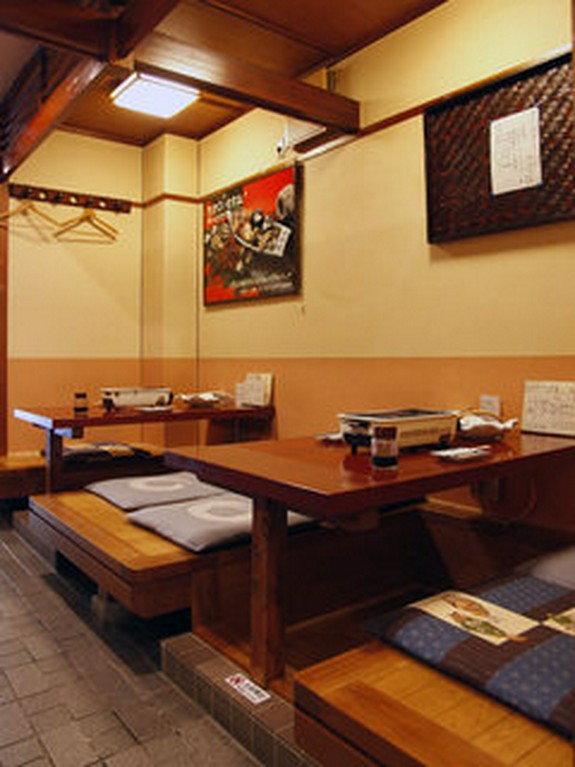 一階は、カウンター席・掘りごたつ席がございます