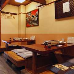 一階は、カウンター席・掘りごたつ席がございます