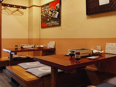 一階は、カウンター席・掘りごたつ席がございます