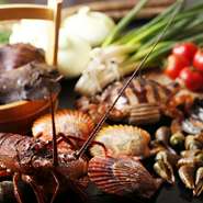 土佐湾で獲れる魚介類を中心に（長太郎・チャンバラ貝・流れ子・伊勢海老・サザエ・アワビ）野菜は地元産の（ごぼう・玉ねぎ・トマト・青葱）食の安全」を考えて調理しています。