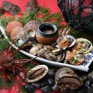 新鮮な生きたままの貝を目の前で焼いて食べる豪快な海賊焼。黒潮の幸と旬の味、土佐の慣れ親しんだ味だけがある、味にこだわり抜いた活貝料理専門店。