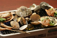 活貝・海老料理“満潮”自慢の海賊焼きをお楽しみ下さい。