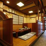 新鮮な生きたままの貝を目の前で焼いて食べる豪快な海賊焼。ジワジワ焼き上がる香ばしい磯の香りを目の前にすれば、箸と食欲が止まらなくなるのは必然！土佐の気分が存分に味わえること間違いなしです。