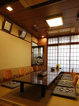 二階には、接待にもご利用頂ける個室あり。