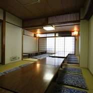 長太郎貝、サザエ、流れ子（トコブシ）など種類豊富な貝を中心に、海の幸が存分に味わえ、生きたままの貝を目の前で焼いて食べる豪快な海賊焼はジワジワ焼き上がる香ばしい磯の香りに思わずゴクリ。