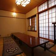存在感のある木造りの看板は、その歴史を物語っているようにも見える。今時の何かがあるわけではない。黒潮の幸と、旬の味、土佐の慣れ親しんだ味だけがある。