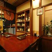 味と鮮度にこだわり抜いた旬の食材を、活きたまま目の前で調理致しております。県外のお客様には、鰹のタタキや新鮮な刺身など魚料理も自慢です。