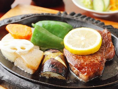 赤穂市で愛され続ける、ステーキとエビの鉄板焼き