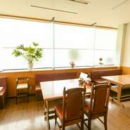 【おさきかもめ屋】は店内全席禁煙です。店内は、ゆったりとくつろげる雰囲気。キッズメニューも用意されているので、小さなお子様連れのご家族や車椅子の方でも安心してお食事をお楽しみいただけます。