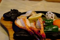 イカ×２・ホタテ・貝柱・小えび３尾です。
お肉の苦手な方やお酒のお供に好評です。