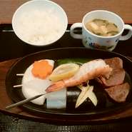 お肉3切・小エビ1尾・野菜も少々の小さなプレートです。
ご飯、味噌汁付きで通常メニューに登場です。