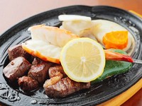 切込み肉とえびのセット。　（ごはん・みそ汁・サラダ・漬け物）