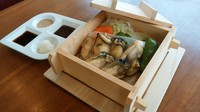 赤穂産カキと野菜を蒸しあげています。

タレは3種類ご用意しています。
