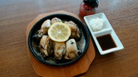 赤穂産カキのみをバターで焼いています。
タレは店のタレもしくはポン酢です。
当店のタレはもちろん美味しいですが、大根おろしに辛みそ、ポン酢を試してみてください。
