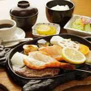 ステーキ60g・中えび・イカ・ホタテが付いたお得なセットです!!少食の方にお勧めです。食後にコーヒーまたはシャーベットが付きます。