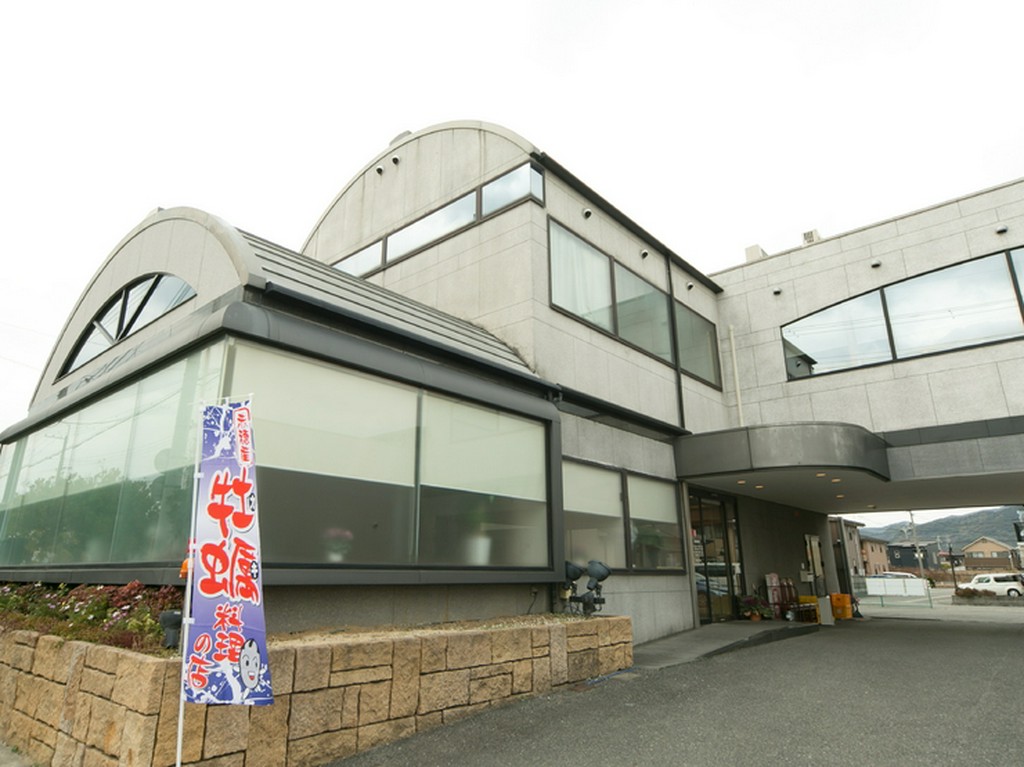 赤穂城跡から東へ車で5分。駐車場もたくさんあります。