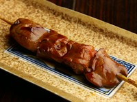 秋田県産比内地鶏のもも肉を贅沢に使用し、天然塩で味付けした一枚焼き。香ばしい皮とジューシーなもも肉がボリュームたっぷりの一品。