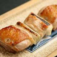もも肉・ねぎ・むね肉・ねぎ・もも肉と刺してある最もポピュラーに比内地鶏を楽しんで頂くことができる串です。ねぎは国産のみを使用しており、ねぎの甘味が味のバランスを良くしております。