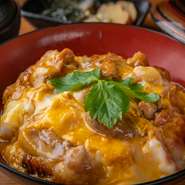 比内地鶏のもも肉を炭火で炙り使用した親子丼。究極の味をお楽しみ下さい。