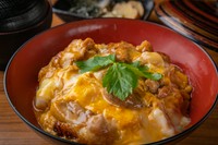 比内地鶏のもも肉を炭火で炙り使用した親子丼。究極の味をお楽しみ下さい。
