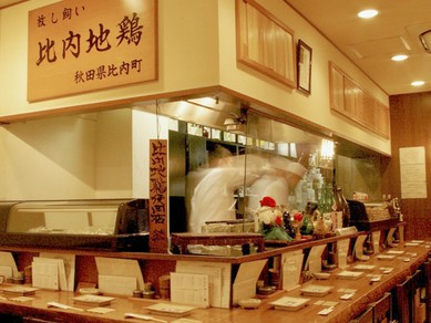 焼方人の妙技が堪能できる特等席・１Fの焼き場カウンター