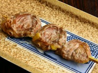もも肉・ねぎ・むね肉・ねぎ・もも肉と刺してあります。
ねぎは栃木県黒磯市産の「白美人」を使用しており、ねぎの甘味が味のバランスを良くしております。