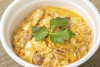 今井屋が絶対の自信をもってお届けする親子丼。
比内地鶏のもも肉を炙り使用。タレと卵の甘さも絶妙です。