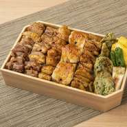 比内地鶏の焼き鳥を6本分詰め合わせた至極の逸品。
比内地鶏の旨味を存分に堪能できます。
山椒七味をアクセントにお楽しみ下さい。