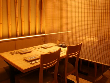 木を基調にどこか懐かしさを感じる店内