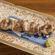 もも肉より柔らかく、ホルモンより歯ごたえのある食べやすい部位です。