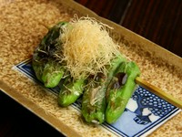 高知県南国市産のししとうを使用。
糸がきと割烹醤油がししとうの旨さを引き立てます。