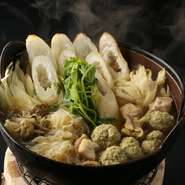 有機栽培のあきたこまちを使用したきりたんぽを備長炭でこんがりと香ばしく焼き上げました。
きりたんぽ鍋に欠かせないのが比内地鶏。