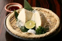 大豆の甘さを程よく感じ、口当たり滑らかなざる豆腐。
2貫780円
追加1貫390円