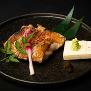 秋田県産の日本酒に漬けた皮付きのもも肉に天然塩で味付けした一枚焼き。
パリッと仕上げた香ばしい皮とジューシーで肉汁たっぷりのボリューム感ある逸品。