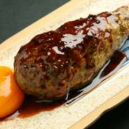 ふっくらと焼き上げたつくねと比内地鶏の黄身の相性は抜群です。