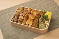 比内地鶏の焼き鳥を6本分詰め合わせた至極の逸品。
比内地鶏の旨味を存分に堪能できます。
山椒七味をアクセントにお楽しみ下さい。