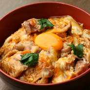 茨城県産つくば鶏の希少部位「鶏トロ」を炭火で炙り、使用する卵は「龍のたまご」、米は「会津産のひとめぼれ」、さかえや名物「水炊き」で使用する濃厚な「鶏ガラスープ」と秘伝の出汁で作りました。