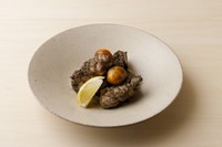 味が濃く、色も鮮やかな龍の卵100％の自家製プリンで御座います。
カラメルソースが底に入っておりますので、ご一緒にお召し上がりください。
