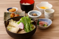 さかえやこだわりの水炊きを小鉢やお造りとともに。
※2人前より承ります。