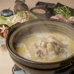 濃厚水炊きスープと、定番の柏肉、季節野菜がついた水炊き鍋セット