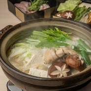 前菜、水炊き鍋一式（雑炊込み）、甘味とカフェがセットになった、ランチ限定のお得なプランで御座います。
