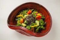 山葵菜、水菜、小松菜を素材の持ち味を引き出してくれる生絞り太白ゴマ油と塩昆布で頂く、あっさりとしたサラダです。

