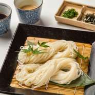 1860年より受け継がれてる名店の手延べ稲庭うどん。
京都石野西京味噌を合わせた金胡麻ダレでお召し上がりください。